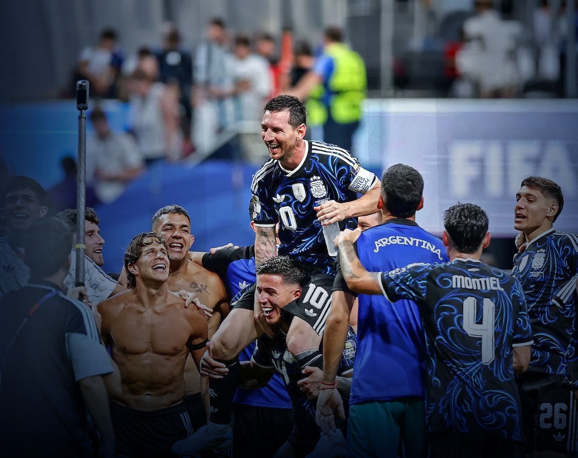 Argentine team celebrating on the pitch